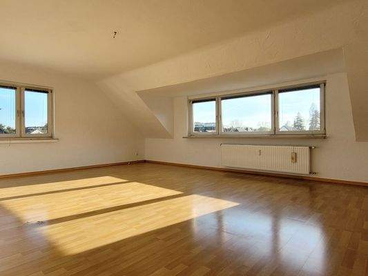 lichtdurchflutetes Wohnzimmer