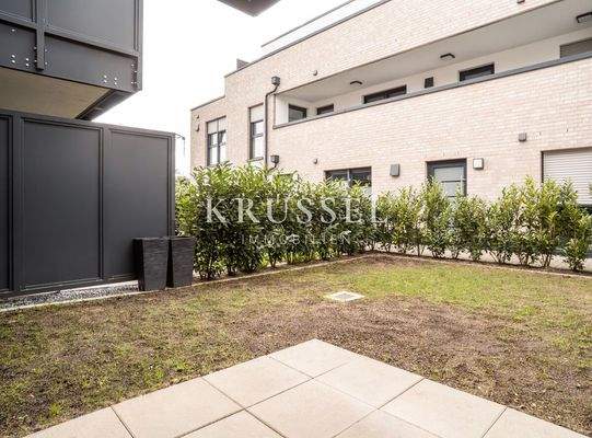 Die überdachte Terrasse mit privatem Gartenanteil 