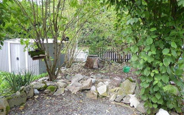 kleine Terrasse im Vorgarten