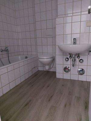 Bad mit Wanne und modernem Fußboden