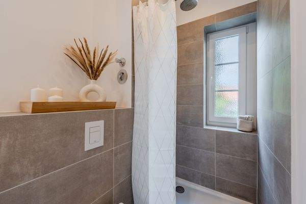 Modern bathroom with showe Berlin apartment for rent #65-18.jpg