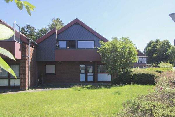 Straßenansicht mit Balkon