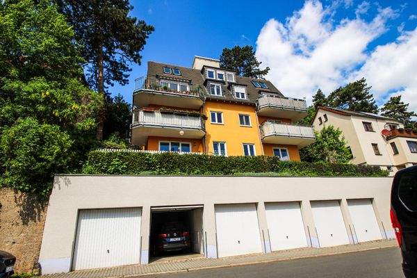 straßenseitige Ansicht mit zugehöriger Garage