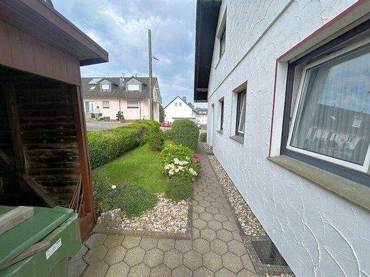 Garten rechts vom Haus