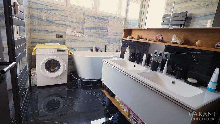 Tageslichtbad mit Dusche und Wanne