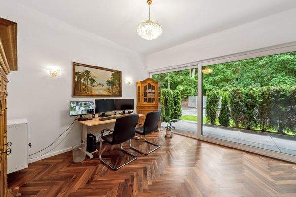 Büro im Erdgeschoss mit Zugang zur Südterrasse