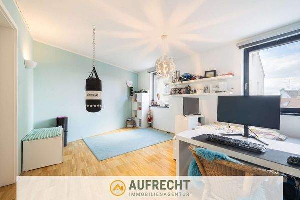 geräumiges Schlafzimmer mit Zugang zur Ankleide