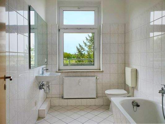 Tageslichtbad mit Wanne