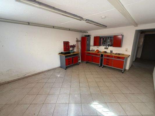 Keller: Werkstatt mit Stauraum