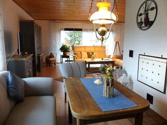 Essbereich mit Blick zum Wohnbereich