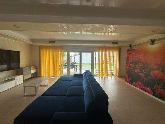 Hell durch bodentiefe Fenster