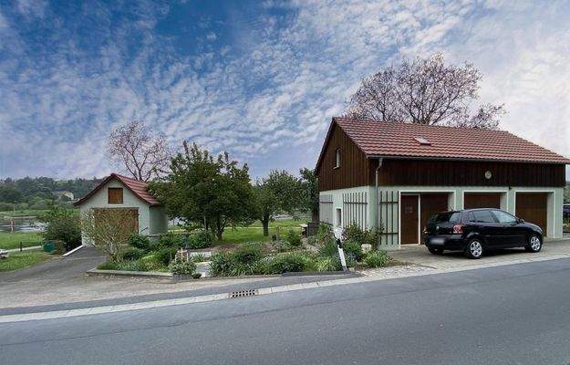 Garagen und Garten gegenüber