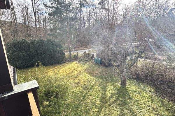 Blick vom Balkon in den Garten