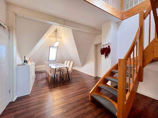 Repräsentativer Essplatz mit angrenzendem Treppenaufgang in die Galerie-Ebene