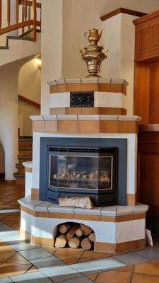 Lauschiger Kachelofen im Gastraum