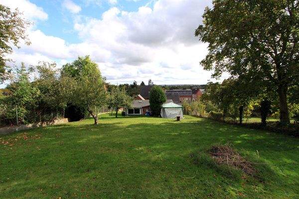 Garten mit Gartenbude