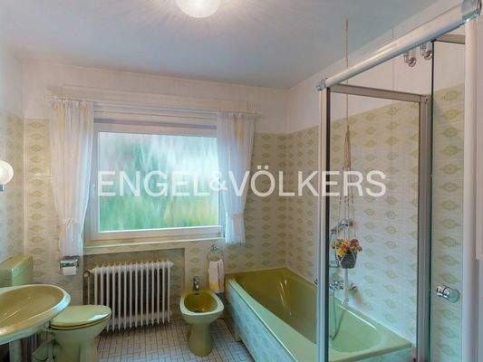 Bad im OG mit Badewanne und Dusche