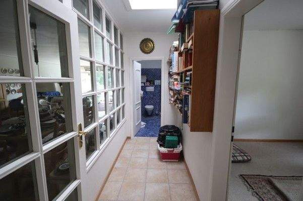 Flur zum Bad 1 und zu zwei Räumen