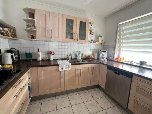 Küche mit Einbauküche.jpg