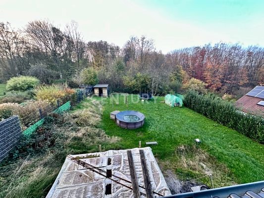 großer Garten am Waldrand mit Terrasse