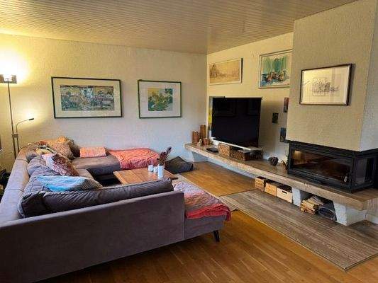Sofaecke mit TV und Kamin