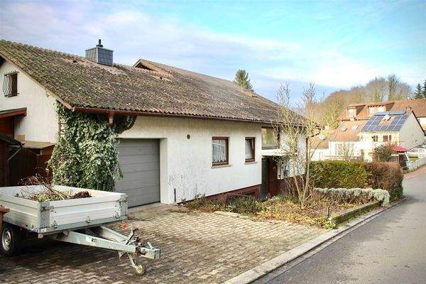 Garage und Stellplatz