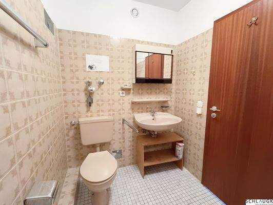 Badezimmer mit Wanne und WC