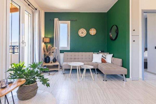 Ligaria: Villa mit drei Wohnungen und Pool zu verkaufen