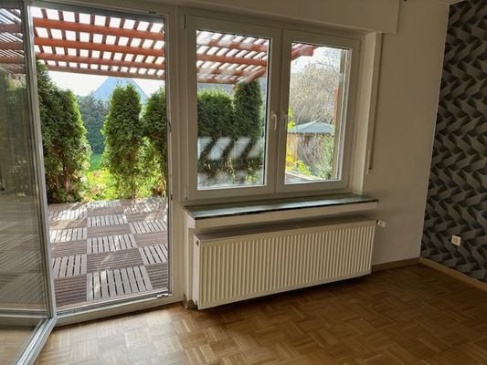 Blick Wohnzimmer zur Terrasse