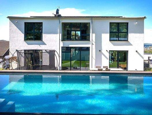 Pool und Rückansicht