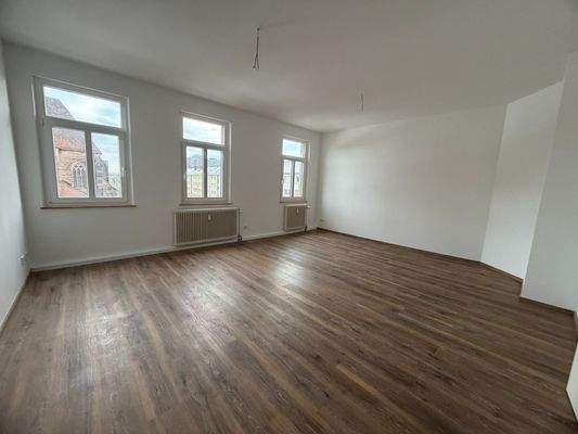 Leerer Raum mit Holzboden