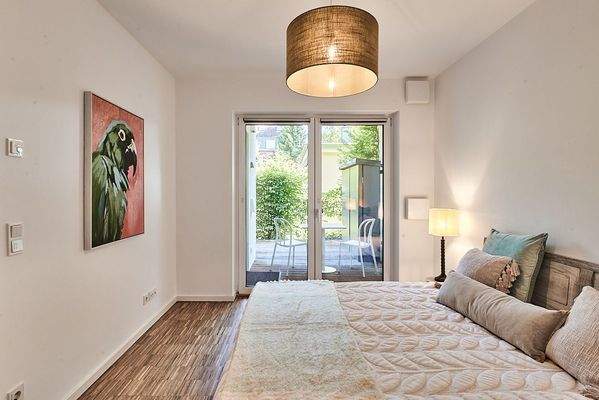 Schlafzimmer mit Blick zur Loggia