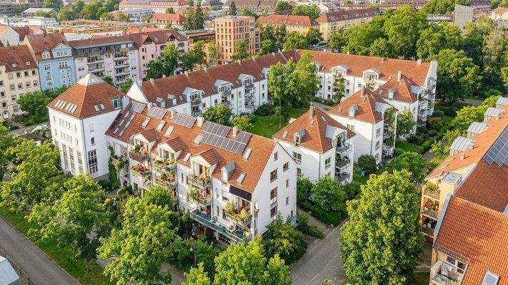 Ensemble mit viel Grün und großem Innenhof