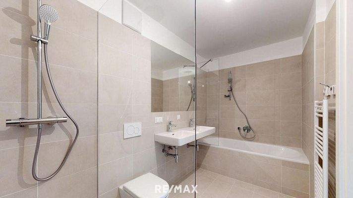 Bad mit Dusche und Badewanne