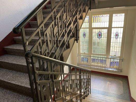 Treppenhaus mit Bleiglas-Fenster