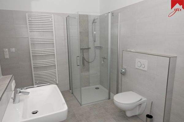 Badezimmer mit Dusche