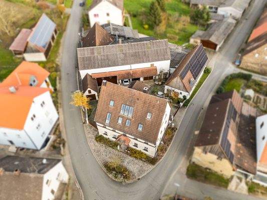 Haus mit Nebengebäuden