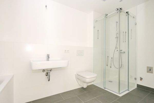 Bad mit Wanne und Dusche