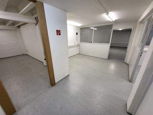 1. OG: Flur zu sep. Räumen