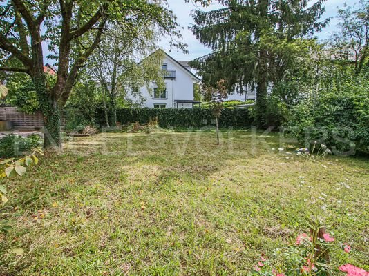 Blick in den Garten von der Terrasse