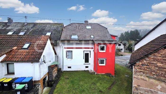 Rückseite des Hauses mit Balkonvorbereitung 