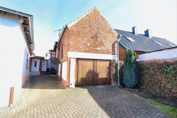 Hof mit Garage