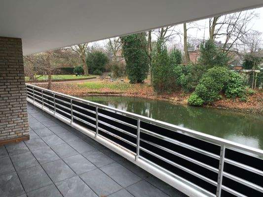 Große Terrasse über die gesamte Front zum See