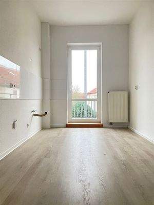 Küche mit Zugang zum Balkon