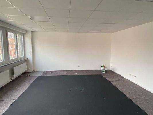 großes lichtdurchflutetes Büro