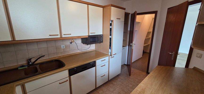 funktionale Einbauküche mit Speisekammer