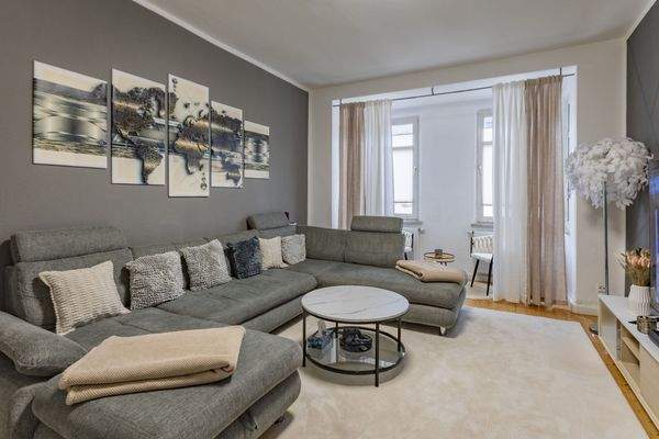 Modernes Wohnzimmer mit großzügiger Fensterfront und attraktivem Erkerbereich | Wohnung im 2. Obergeschoss