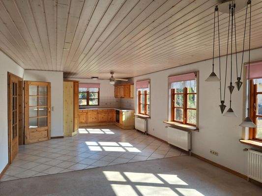 Blick zur Küche mit Essbereich im Erdgeschoss