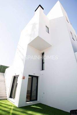 Detached Villas with Sea and Mountain Views in Alicante