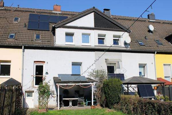 Haus mit Solarpaneelen und Balkonkraftwerk